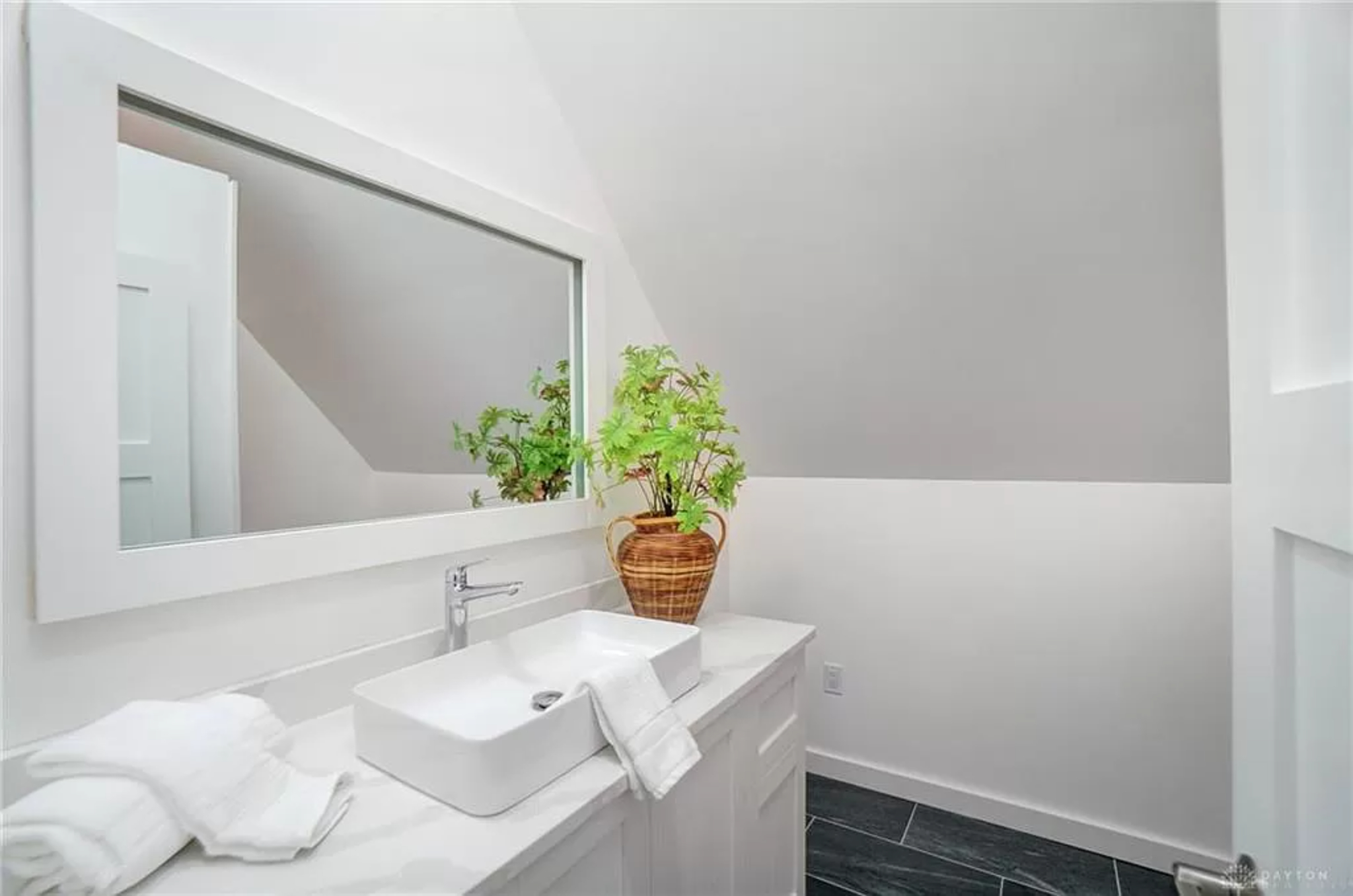 Auxiliary bathroom 1